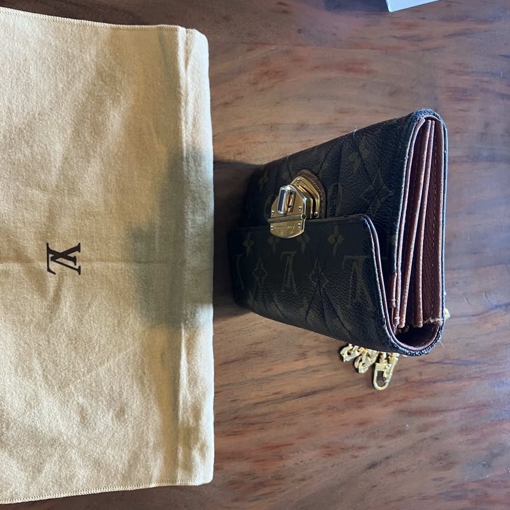 LOUIS VUITTON QUILTED SARAH WALLET - Picture 12 of 14